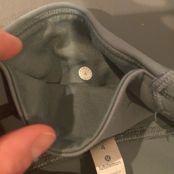 Like new lululemon leggings - Picture 3 of 6